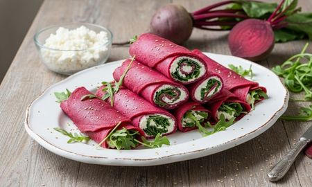 La receta fácil para hacer rollitos de crepes de remolacha con ricotta y rúcula. La receta fácil para hacer rollitos de crepes de remolacha con ricotta y rúcula.