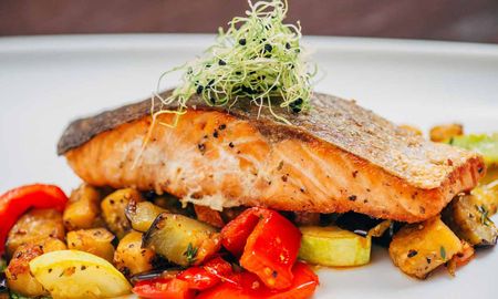 Hay muchas formas de disfrutar el salmón, un pescado lleno de propiedades beneficiosas y gran aliado para llevar una alimentación saludable. Hay muchas formas de disfrutar el salmón, un pescado lleno de propiedades beneficiosas y gran aliado para llevar una alimentación saludable.