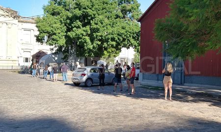 Se registraron largas filas para hisoparse antes de las 10 en la ciudad de Santa Fe, hora en la que cierran los centros de testeos este 24 de diciembre. Se registraron largas filas para hisoparse antes de las 10 en la ciudad de Santa Fe, hora en la que cierran los centros de testeos este 24 de diciembre.