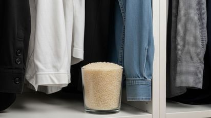 Pocas personas lo saben: ¿Para qué sirve poner un vaso con arroz dentro del ropero?