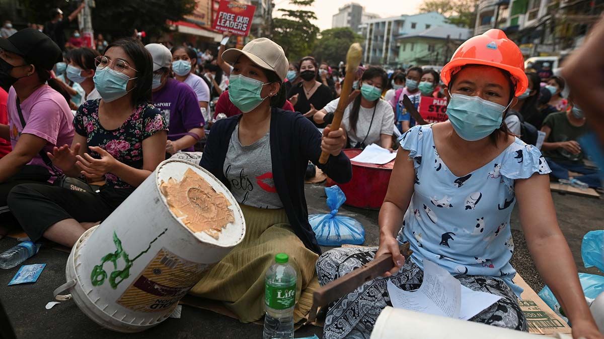 Se lee un cartel que dice: "Liberen a nuestros líderes" en Myanmar, donde rige un Golpe de Estado desde febrero.