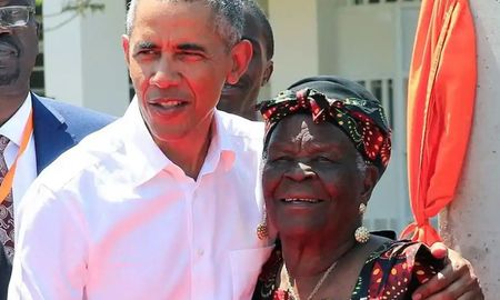 En su viaje presidencial a Kenia en 2015, Barack Obama se reunió con ella y su familia en Nairobi. También la vio en el 2018. En su viaje presidencial a Kenia en 2015, Barack Obama se reunió con ella y su familia en Nairobi. También la vio en el 2018.