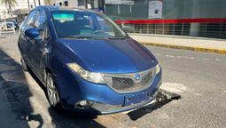 altText(Santa Fe: una conductora cayó en un pozo que no estaba señalizado en pleno centro)}