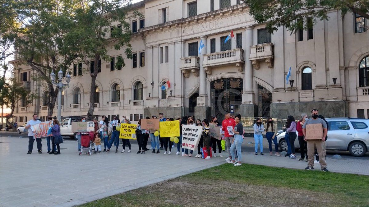 Días pasados, familiares y vecinos de las víctimas de abusos sexuales realizaron protestas en Tribunales.