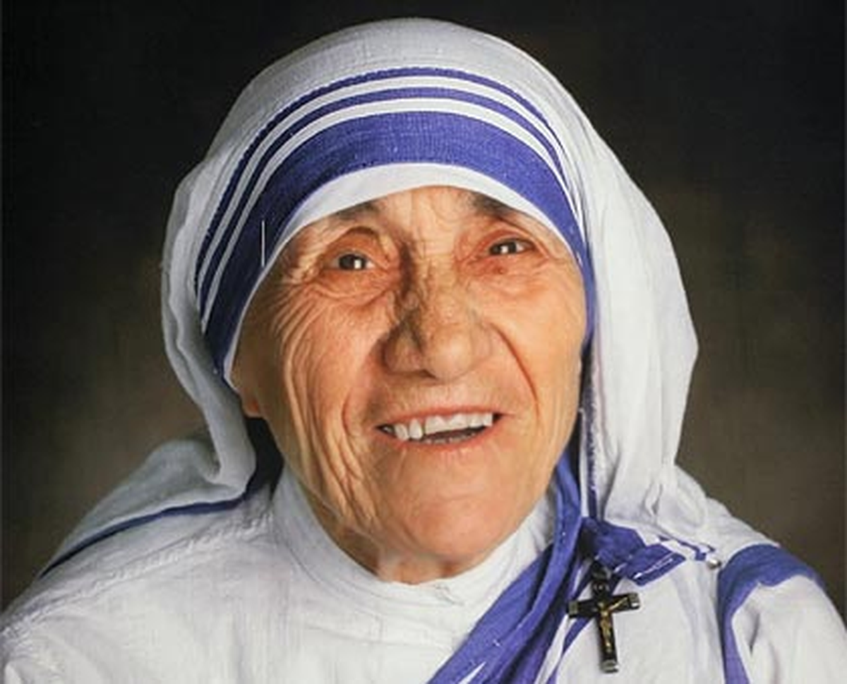 La elección de este día se debe a la fecha de fallecimiento de la Madre Teresa de Calcuta, quien dedicó su vida a realizar varias obras sociales por todo el planeta.