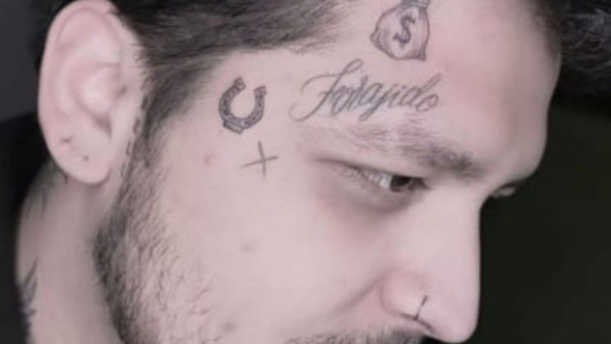 Christian Nodal se tatuó los ojos de Belinda en el pecho