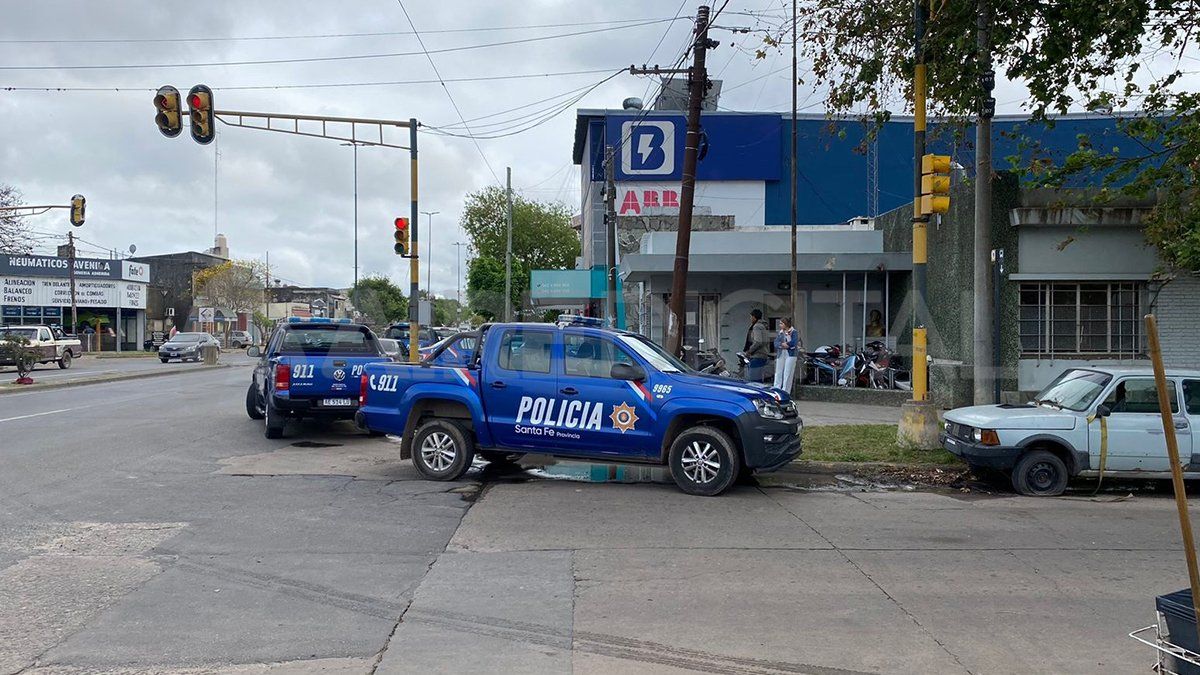Dos móviles fueron asignados para el control del calabozo del centro policial.&nbsp;