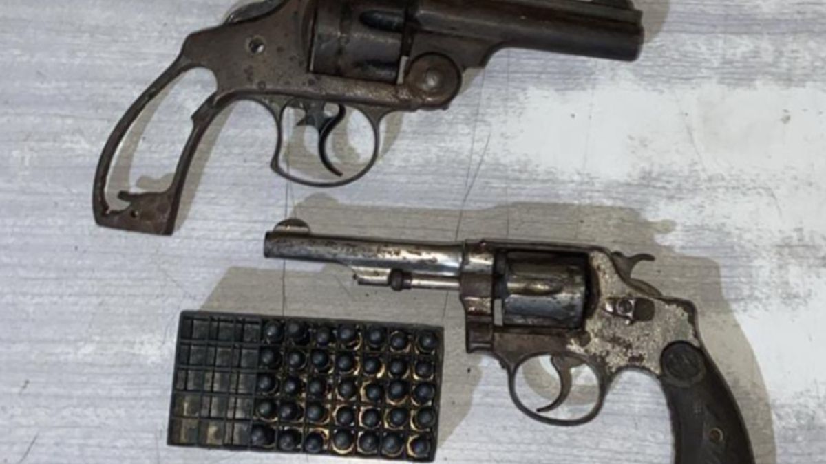 Las armas fueron encontradas por la policía tras una requisa. 