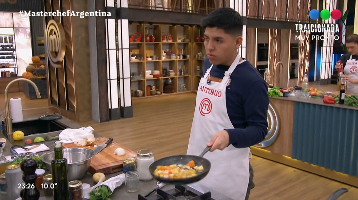 Wanda Nara sorprendió a Antonio de MasterChef. Wanda Nara sorprendió a Antonio de MasterChef.