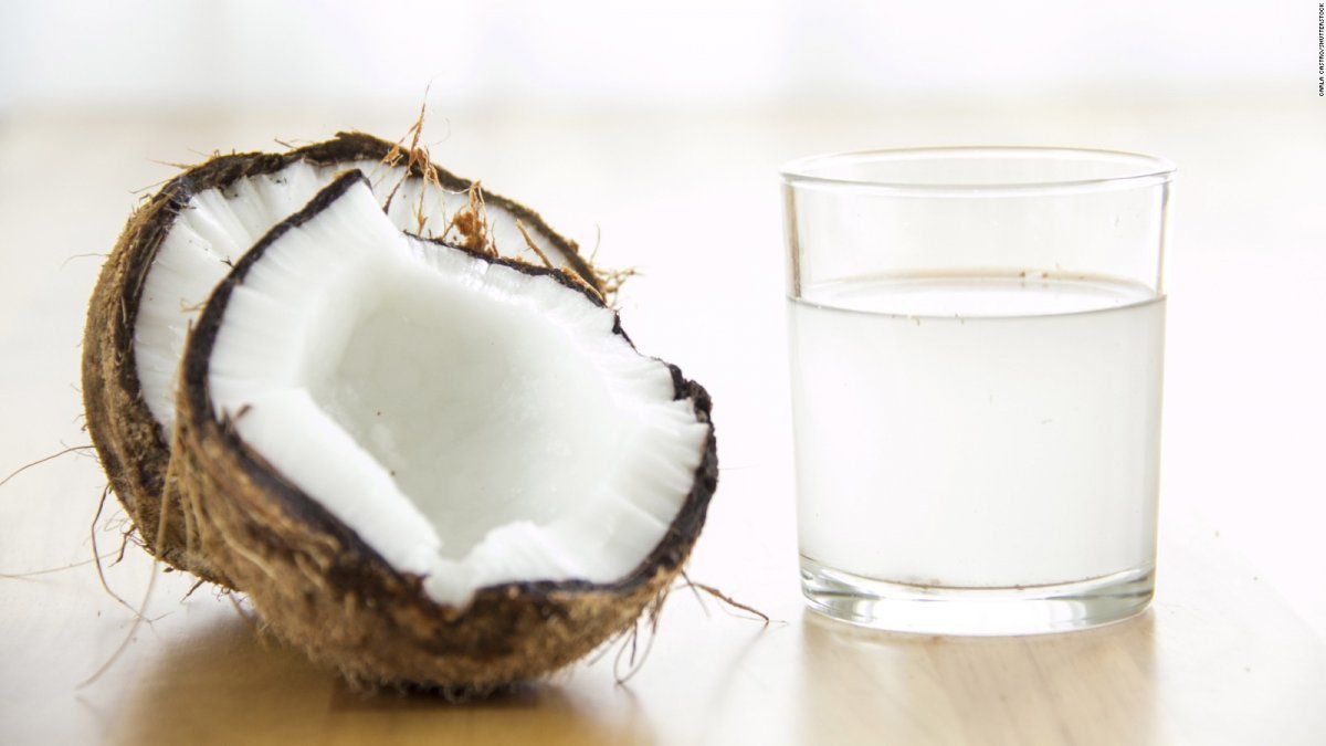 El agua de coco contiene muchos minerales y también vitaminas, que ayudan a mantener la hidratación en el cuerpo