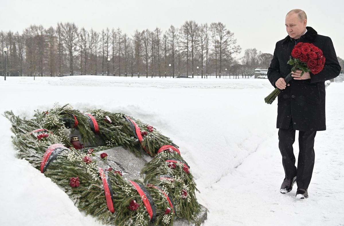 Putin dejaba un ramo de flores este jueves en el cementerio de Piskaryovskoye para conmemorar el 78&ordm; aniversario del fin del asedio de Leningrado.