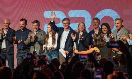 Mauricio Macri pasó por Santa Fe, elogió a periodistas y respondió sobre su futuro.