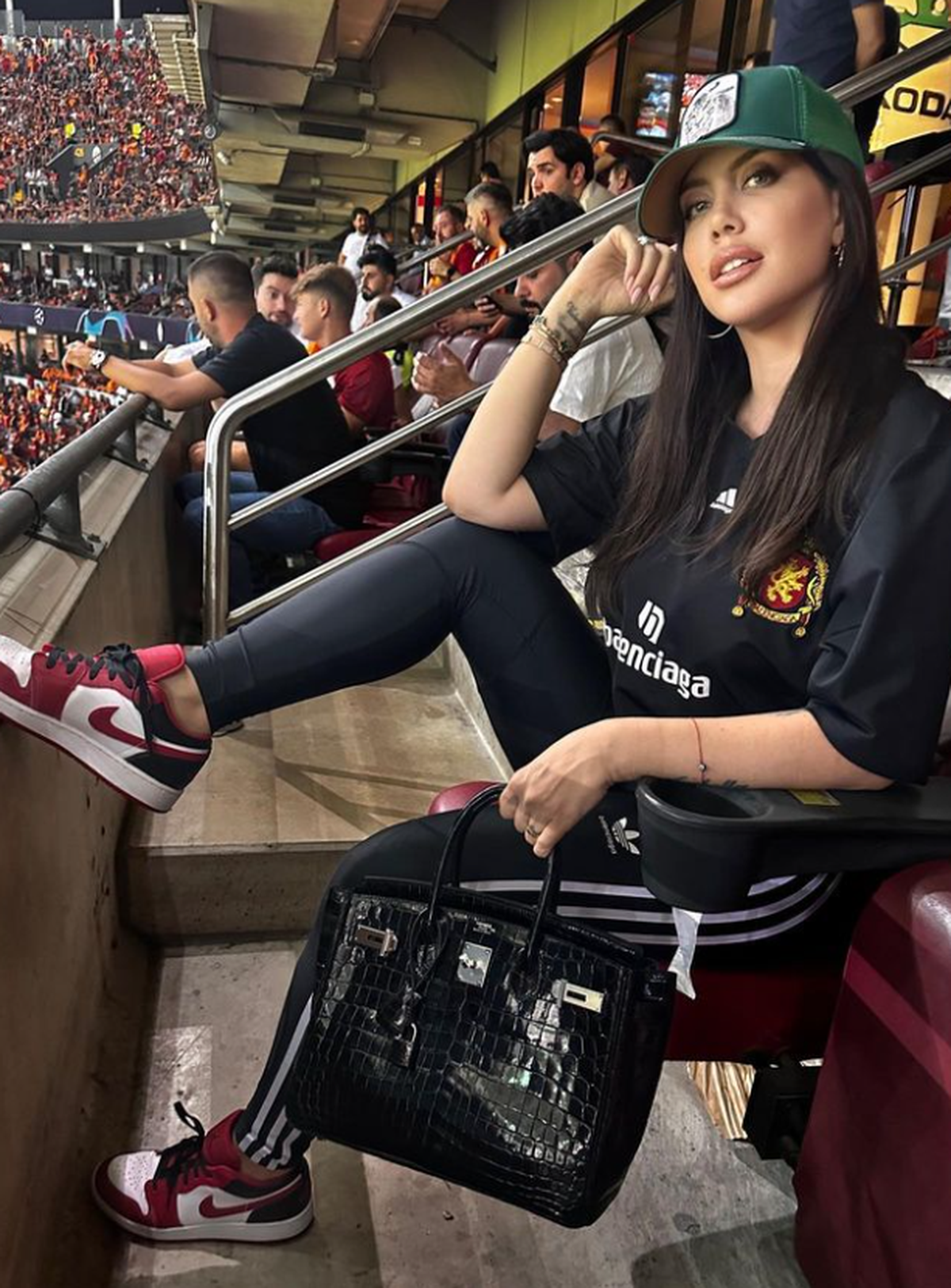 Wanda Nara alentó a Mauro Icardi desde la tribuna. Wanda Nara alentó a Mauro Icardi desde la tribuna.