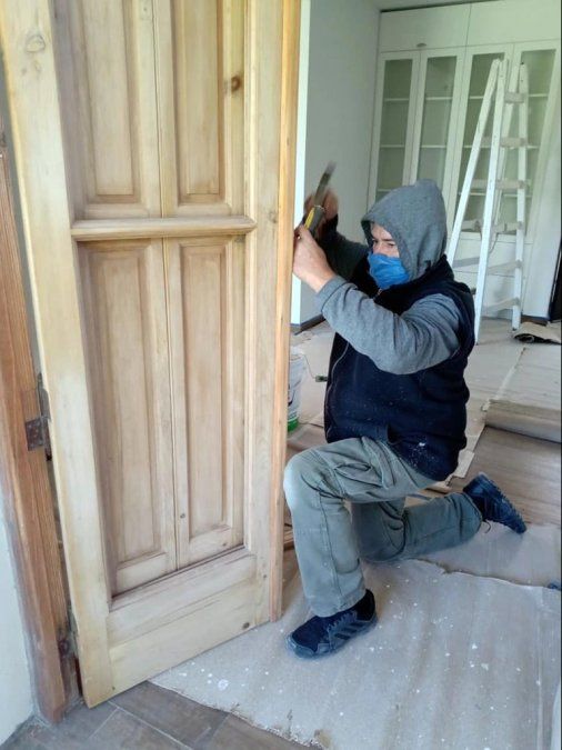 Sergio de a poco está volviendo a trabajar como carpintero.