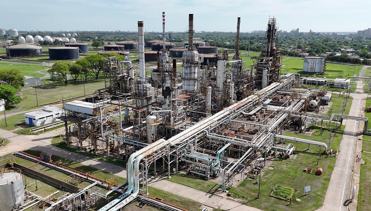 La histórica refinería de San Lorenzo está ubicada en la zona portuaria del sur de la provincia de Santa Fe.