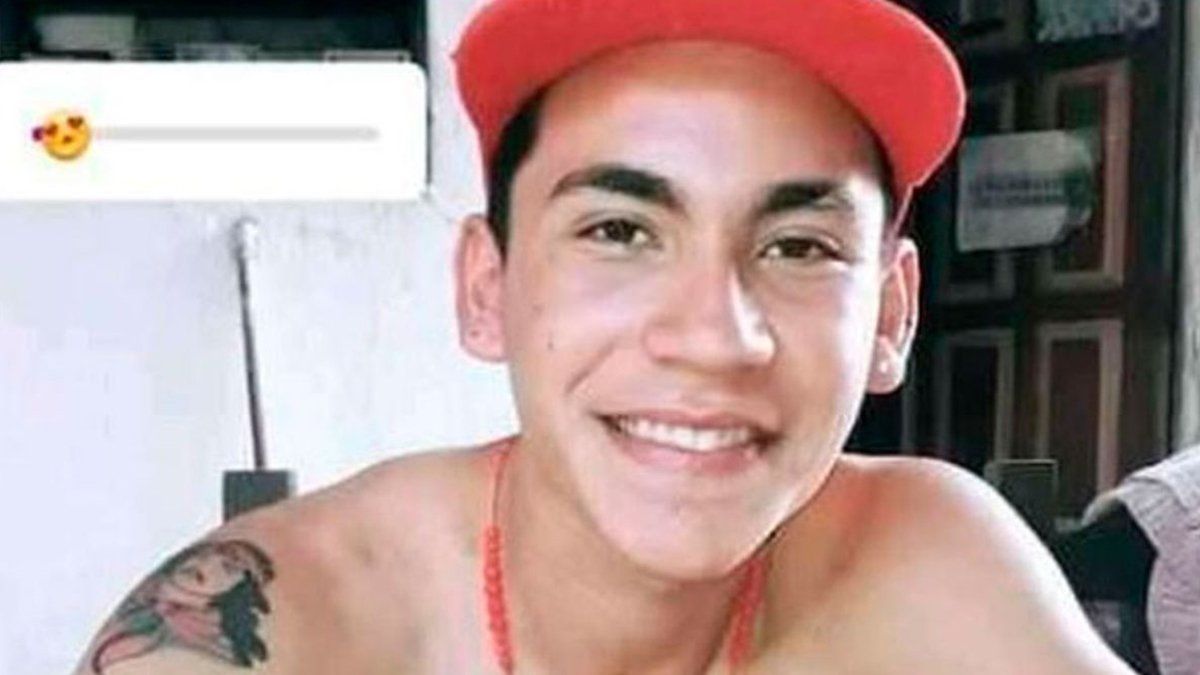 Ttrascendió que en las últimas horas habrían apartado de sus cargos a tres efectivos que participaron en el operativo donde desapareció el joven y que para la fiscalía hubo mal accionar por parte de la fuerza.