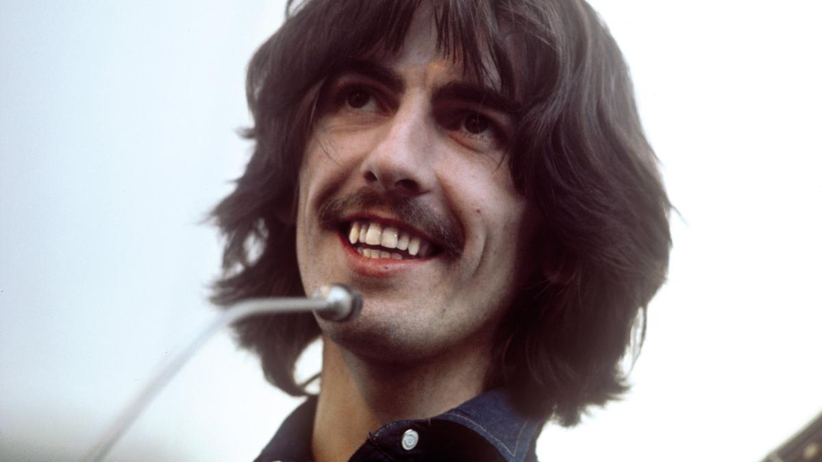 George Harrison, exmiembro de los Beatles, se convierte en el primer artista de rock en entrar a la Casa Blanca.