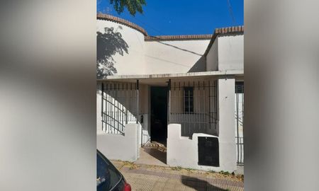 El trágico hecho sacudió esta mañana de sábado a La Plata donde en un domicilio ubicado en calle 33 entre Bulevar 83 y 119. El trágico hecho sacudió esta mañana de sábado a La Plata donde en un domicilio ubicado en calle 33 entre Bulevar 83 y 119.