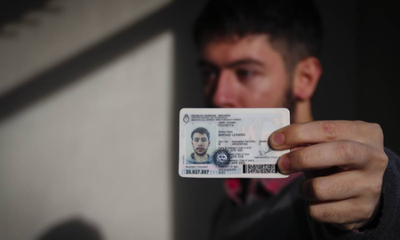 Pablo Alejandro Ramos, al nacer fue anotado con un nombre y un sexo diferente al suyo. Los organismos estatales aseguraron que es necesario un fallo judicial para solucionar el problema.
