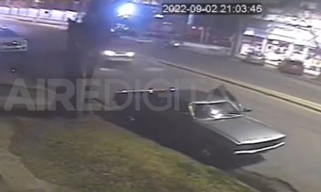 El delincuente quedó grabado mientras cometió el robo. El delincuente quedó grabado mientras cometió el robo.