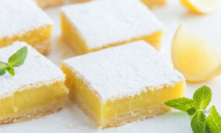 Con esta receta de cuadraditos de limón vas a sorprender a todos con un postre fresco, cremoso y con un toque ácido perfecto para cualquier ocasión. Con esta receta de cuadraditos de limón vas a sorprender a todos con un postre fresco, cremoso y con un toque ácido perfecto para cualquier ocasión.