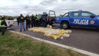 La camioneta llevaba 427 panes de marihuana envueltos en papel amarillo. 