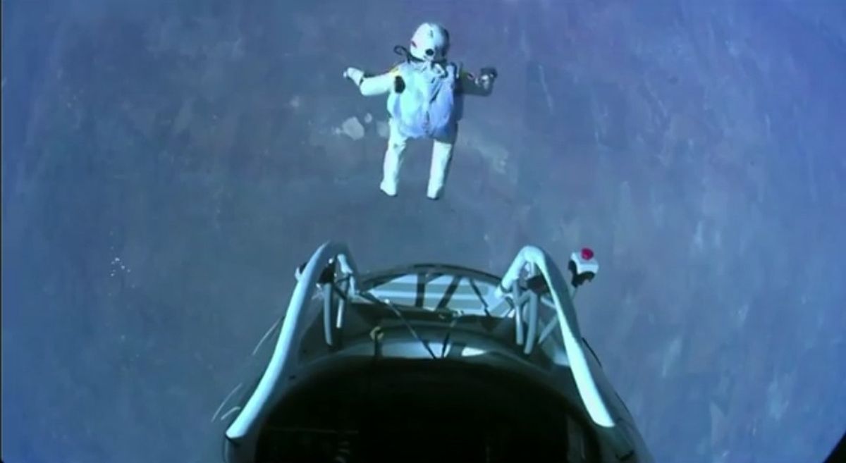 Protegido por su traje presurizado, el único sonido que Baumgartner percibía era su propia respiración. A los 50 segundos después del salto, estaba a 91.316 pies (27.760 metros), cayendo a 1357,9 km/h, o Mach 1,25, quebrando la barrera del sonido sin propulsión alguna. Al hacerlo, creó una onda de choque que se escuchó como un suave estampido sónico en el suelo.