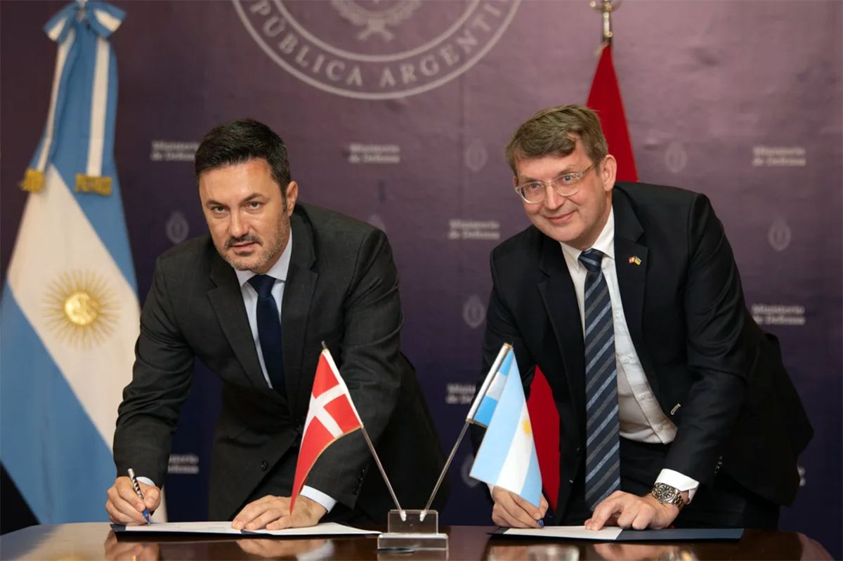 El ministro de Defensa, Luis Petri, junto a su par danés, Troel Lund Pousen. El ministro de Defensa, Luis Petri, junto a su par danés, Troel Lund Pousen.