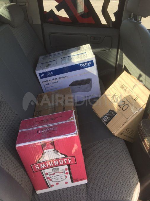 El dinero era trasladado en estas cuatro cajas de cartón que llevaba en la parte trasera de la camioneta.