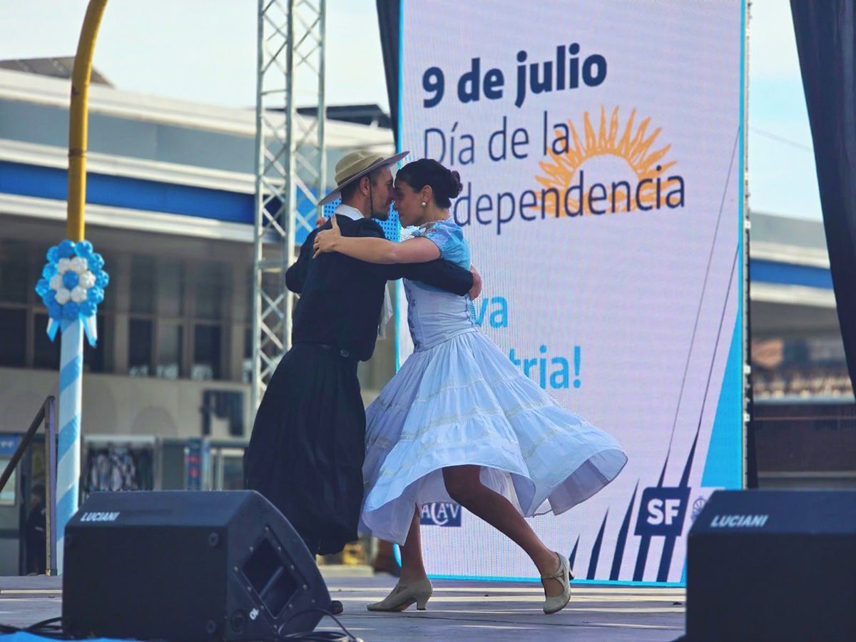 Fin de semana del Día de la Independencia: más de 300 mil personas y $16.200 millones reafirman a Santa Fe como destino turístico. Fin de semana del Día de la Independencia: más de 300 mil personas y $16.200 millones reafirman a Santa Fe como destino turístico.
