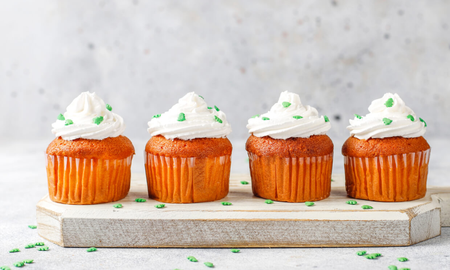 Cómo hacer cupcakes con queso crema súper ricos y esponjosos: la receta fácil y económica para un postre único Cómo hacer cupcakes con queso crema súper ricos y esponjosos: la receta fácil y económica para un postre único