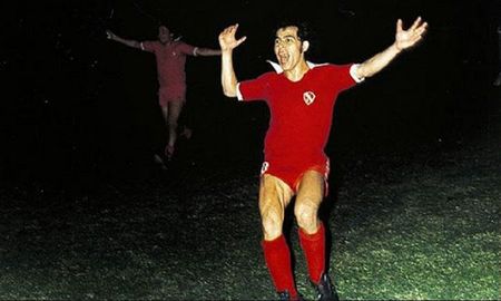 Ricardo Bochini celebra el título obtenido por Independiente en el Campeonato Nacional de 1977 ante Talleres de Córdoba. Ricardo Bochini celebra el título obtenido por Independiente en el Campeonato Nacional de 1977 ante Talleres de Córdoba.
