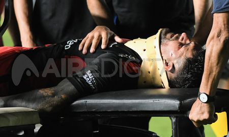 Así se retiraba del campo de juego Javier Toledo tras el codazo que recibió ante Gimnasia y Tiro. Así se retiraba del campo de juego Javier Toledo tras el codazo que recibió ante Gimnasia y Tiro.