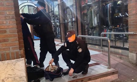 Tras identificar actitud sospechosa, la Policía requisó al detenido en la Peatonal de Santa Fe y encontró el objeto contundente. Tras identificar actitud sospechosa, la Policía requisó al detenido en la Peatonal de Santa Fe y encontró el objeto contundente.