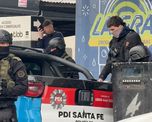 Grupos tácticos y agentes de la PDI al trasladar a sede policial al hombre investigado por violencia de género. Grupos tácticos y agentes de la PDI al trasladar a sede policial al hombre investigado por violencia de género.