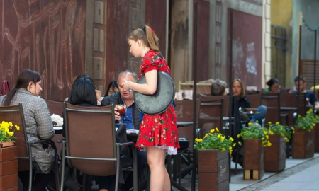 Fueron a comer a un restaurante y en vez de propina, le dejaron algo asqueroso al mozo Fueron a comer a un restaurante y en vez de propina, le dejaron algo asqueroso al mozo