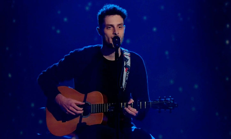 Julián Esion de 23 años, cautivó a los Montaner padre e hijos con una versión íntima de un tema de Coldplay.