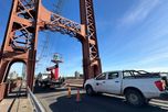 Las tareas de recambio de luminarias en el Puente Colgante de Santa Fe comenzaron este martes 16 de junio. Las tareas de recambio de luminarias en el Puente Colgante de Santa Fe comenzaron este martes 16 de junio.