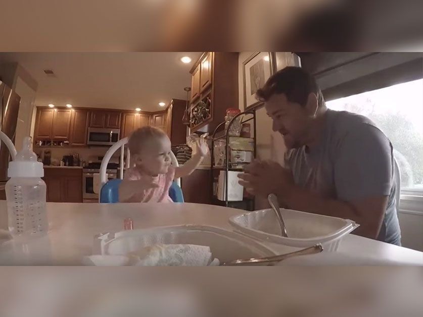 Un padre canta junto a su hija en lenguaje de señas