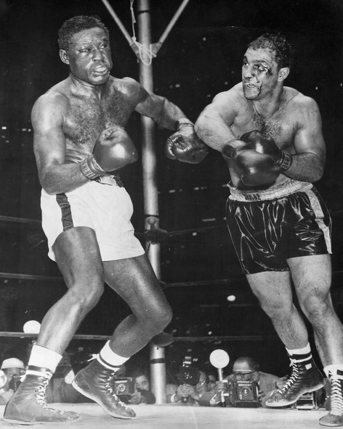 El 17 de junio 1954 Y, en el Yankee Stadium neoyorquino, Marciano le GPP 15 (unánime)  a Ezzard Charles, otro ex campeón mundial. Esta fue la única de sus defensas donde completó 15 asaltos, y en la que sufrió un profundo corte en su párpado izquierdo. En la revancha, disputada en el mismo escenario el 17 de septiembre siguiente, Rocky le GKO 8.