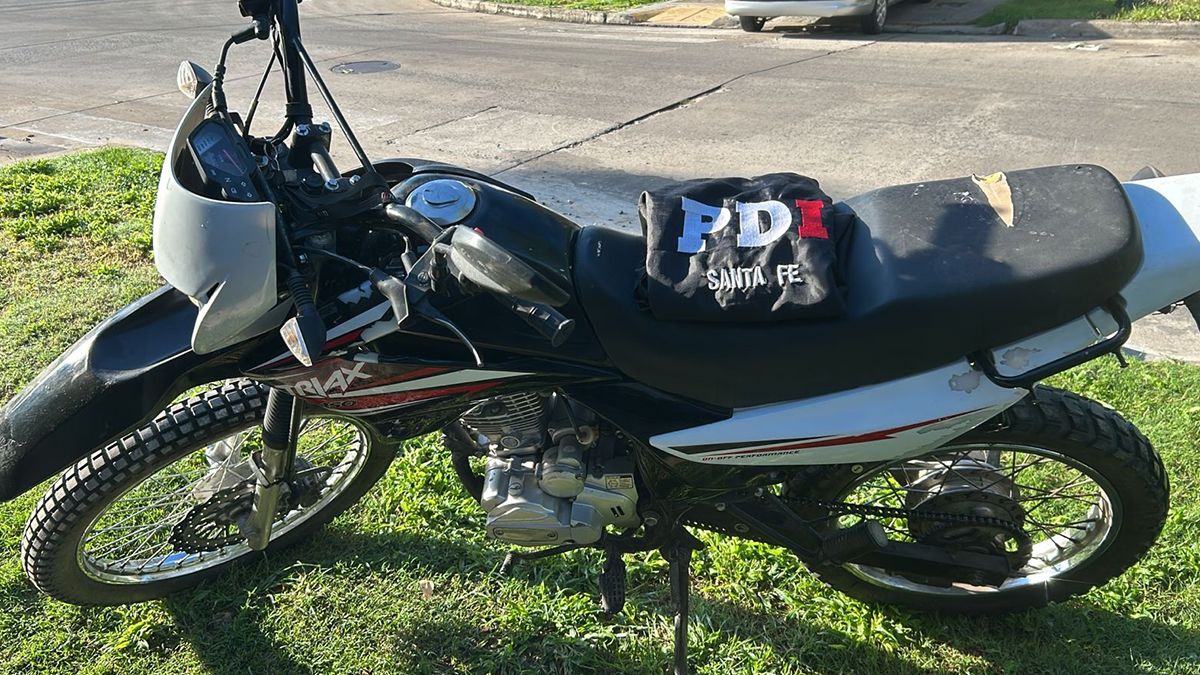 La policía apunta a una moto blanca como la que se utilizó para cometer los robos. La policía apunta a una moto blanca como la que se utilizó para cometer los robos.