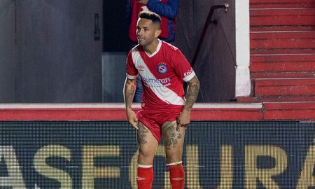 Carabajal, de 30 años y nacido en Córdoba, llegaría tras una ardua negociación en la cual Santos debió elevar la oferta y fue ayudado por el deseo del futbolista de continuar su carrera en Brasil, señaló Gazeta Esportiva. Carabajal, de 30 años y nacido en Córdoba, llegaría tras una ardua negociación en la cual Santos debió elevar la oferta y fue ayudado por el deseo del futbolista de continuar su carrera en Brasil, señaló Gazeta Esportiva.