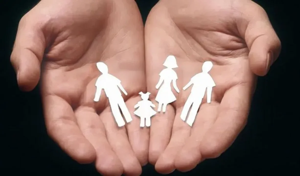 En contra del Código Civil, una jueza de Rosario priorizó el amor y permitió a una niña tener dos padres y una madre