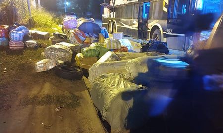 La Policía procedió al secuestro de los bultos y las 12 personas quedaron a disposición de la Justicia Federal. La Policía procedió al secuestro de los bultos y las 12 personas quedaron a disposición de la Justicia Federal.