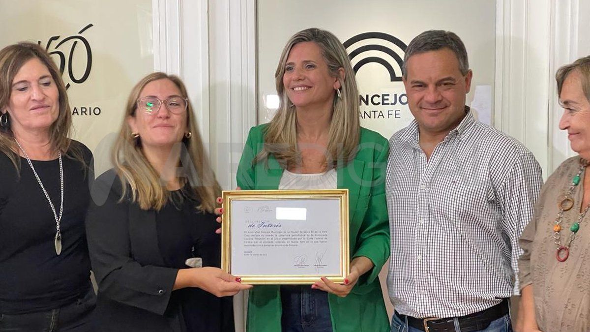La entrega del diploma se realizó en el Concejo Municipal.