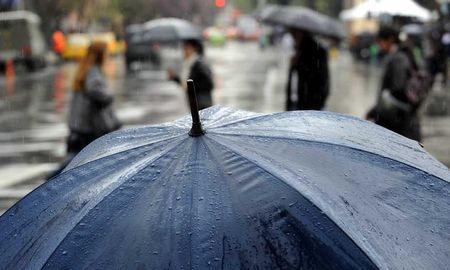 El paraguas sigue siendo un clásico que nunca falla para enfrentar las tormentas urbanas. El paraguas sigue siendo un clásico que nunca falla para enfrentar las tormentas urbanas.