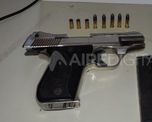 En el transcurso de la siesta de hoy, agentes del Comando Radioeléctrico se hicieron presentes en Estrada al 5200 tras recibir un alerta de la Central de Emergencias 911 por un sujeto que se encontraba realizando disparos con un arma de fuego.