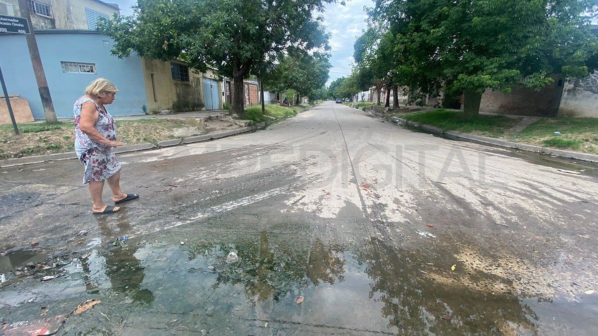 En diálogo con el móvil de AIRE, una de las vecinas comentó que los inconvenientes se producen en Colón y Nicasio Oroño (zona denominada Villa Centenario).