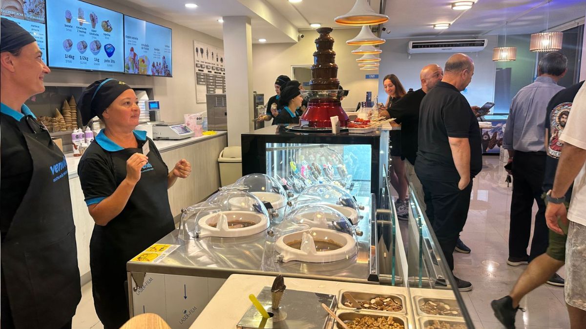 La nueva sucursal suma propuestas que refuerzan el perfil santafesino de la marca, como el nuevo gusto alfajor santafesino y un topping especial de cacao El Quillá. La nueva sucursal suma propuestas que refuerzan el perfil santafesino de la marca, como el nuevo gusto alfajor santafesino y un topping especial de cacao El Quillá.