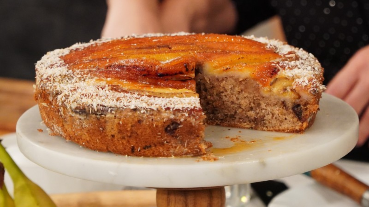 Esta torta invertida de banana es ideal para aprovechar fruta madura y preparar un postre casero lleno de sabor. Fácil